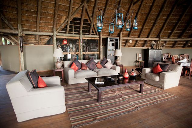 Pom Pom Camp, Lounge