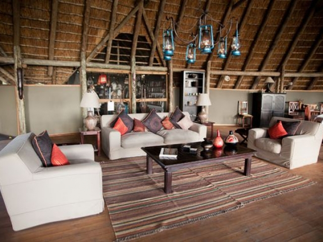 Pom Pom Camp, Lounge